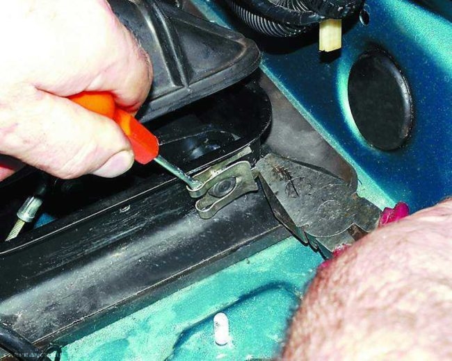 Скоба стопорная на пальце крепления педали сцепления в автомобиле ВАЗ-2110