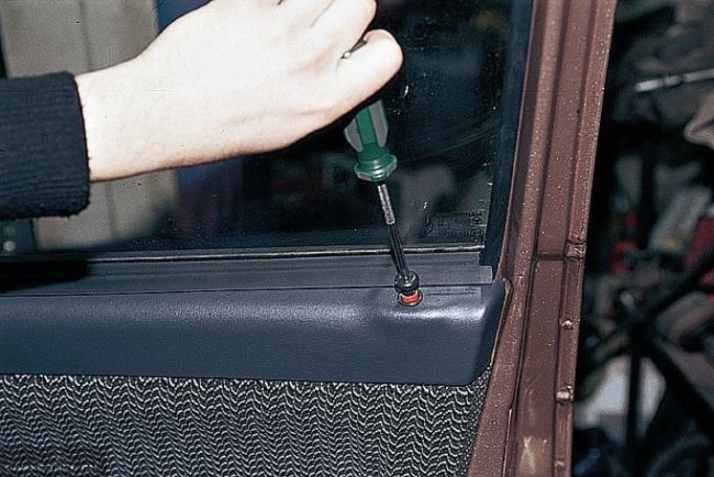 Кнопка блокировки передней двери автомобиля ВАЗ-2110 с головкой под крестообразную отвертку