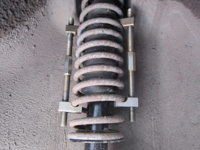 Усиленные стяжки на пружине заднего амортизатора в колесной арке Лада Калины
