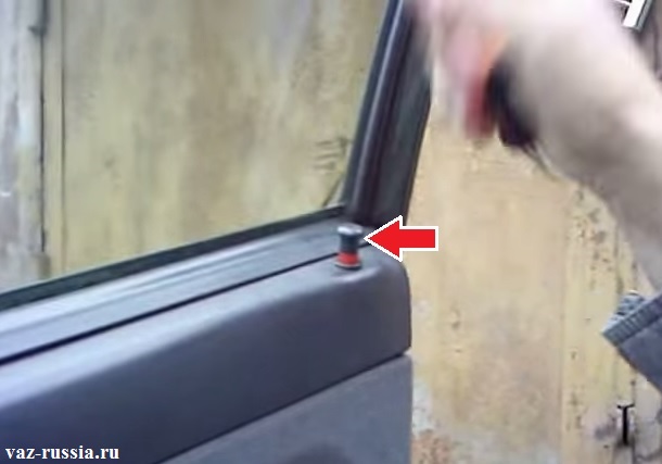 Выворачивание кнопки блокировки автомобильной двери
